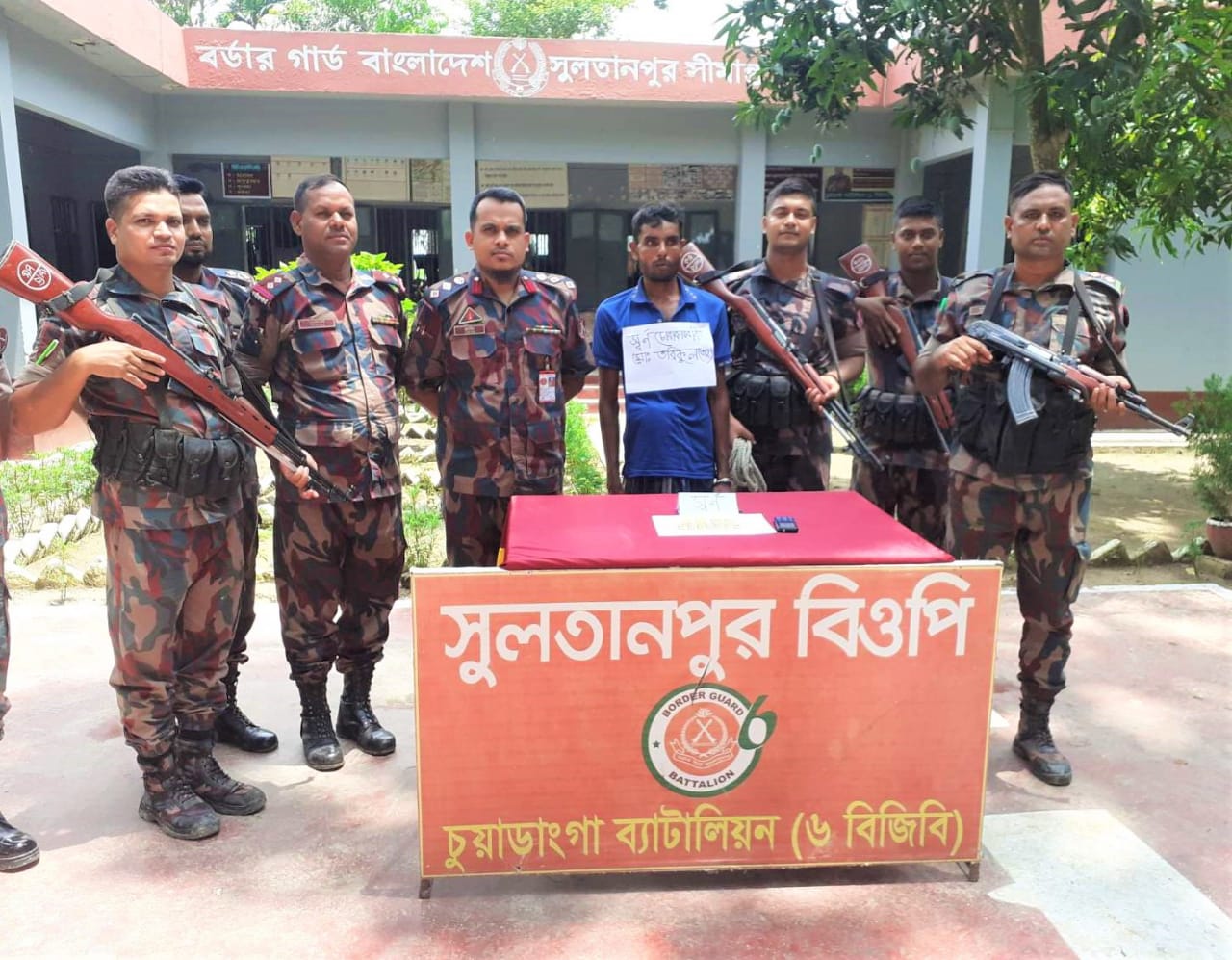 দামুড়হুদার ঝাঁঝাডাঙ্গায় ১১টি স্বর্ণের বারসহ যুবক আটক