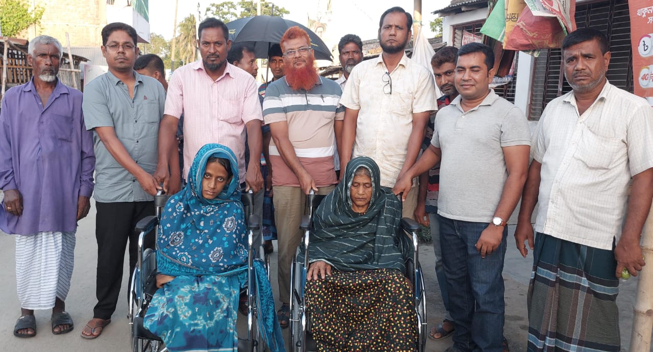 খাসকররার দুই প্রতিবন্ধী নারীর মুখে হাসি ফোটালেন আ.লীগ নেতা দিলীপ কুমার আগরওয়ালা