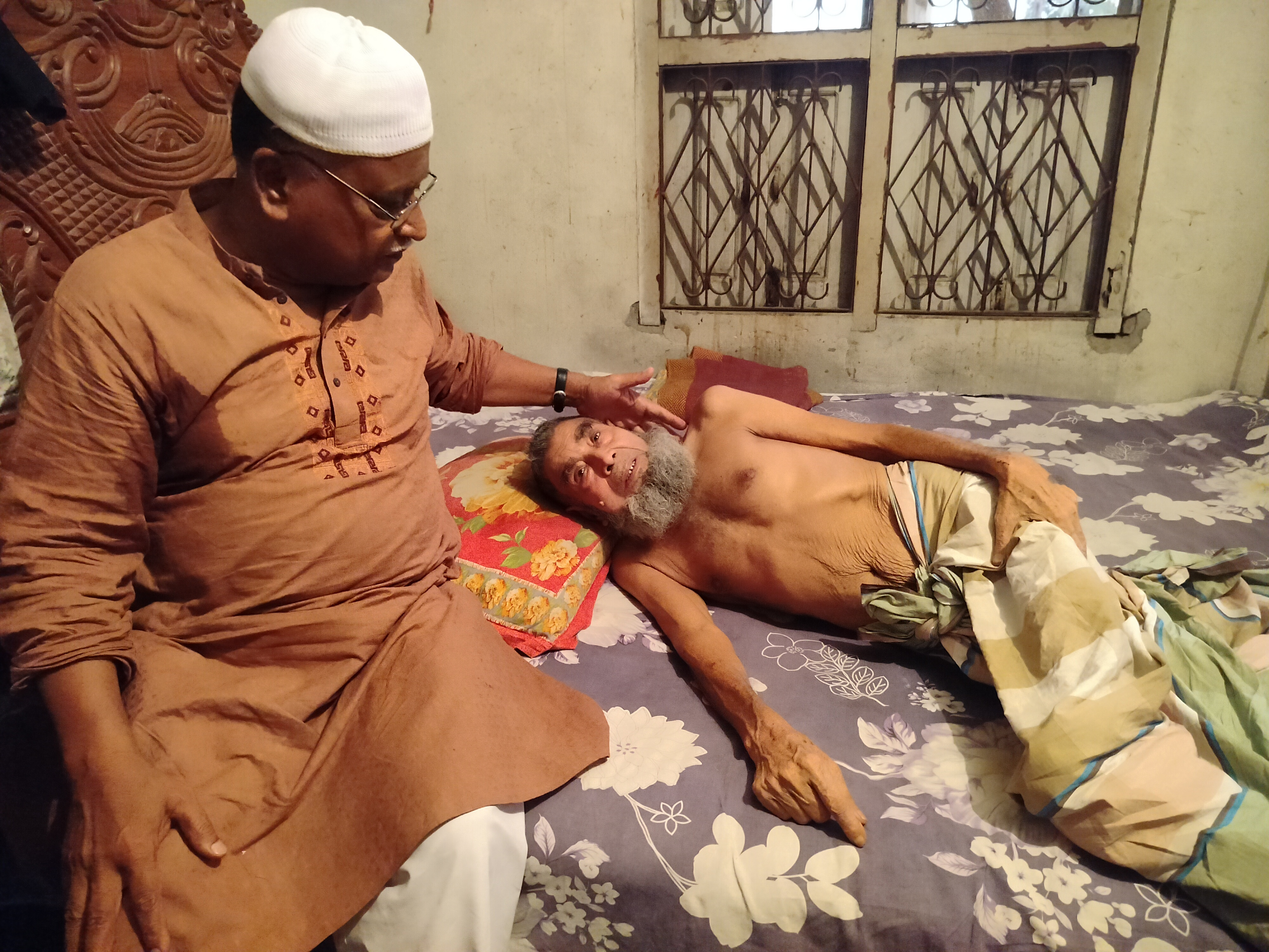 অসুস্থতার খবর পেয়ে প্রবীণ নেতার বাড়িতে আসাদুল হক বিশ্বাস