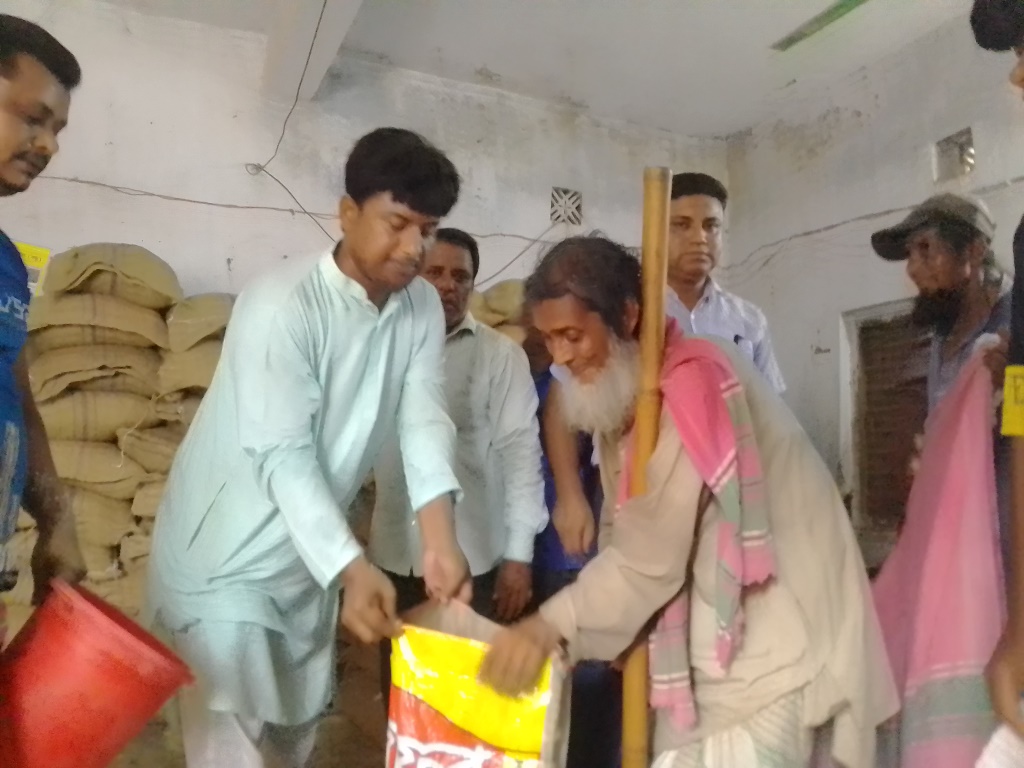 হরিণাকুণ্ডুতে ঈদুল আজহা উপলক্ষে ভিজিএফএ’র চাল বিতরণ