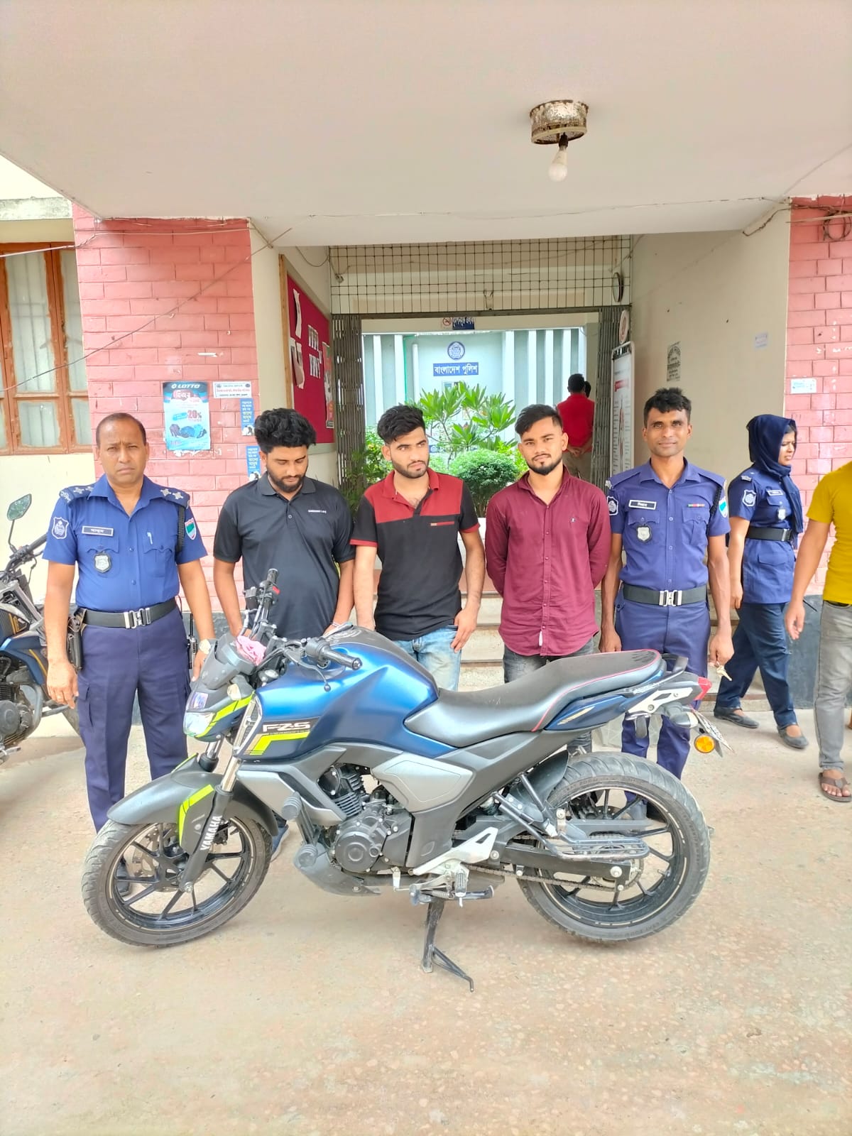 চুয়াডাঙ্গায় আবাসিক হোটেল ভিআইপিতে নারী দিয়ে প্রতারণা