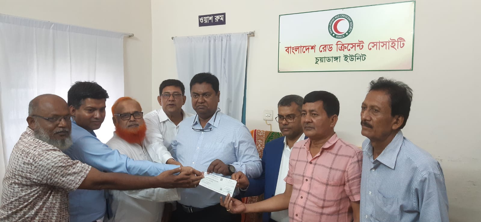 চুয়াডাঙ্গা রেডক্রিসেন্ট ইউনিটকে ১ লাখ টাকার চেক প্রদান করলেন শাহজালাল ইসলামী ব্যাংকের এমডি মোসলেহ উদ্দীন আহমেদ