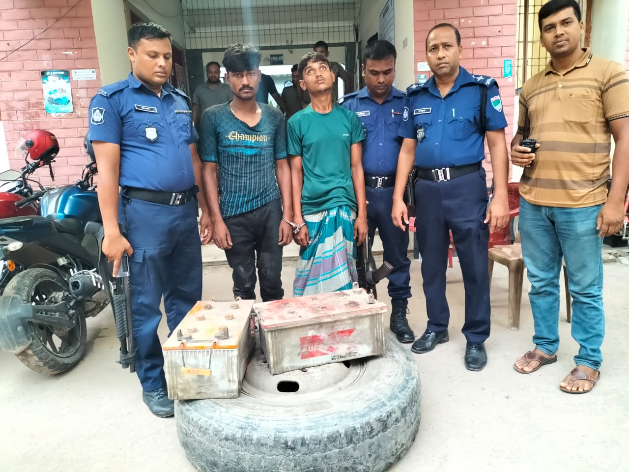 চোরাই বাস, ব্যাটারি ও রিংসহ টায়ার উদ্ধার