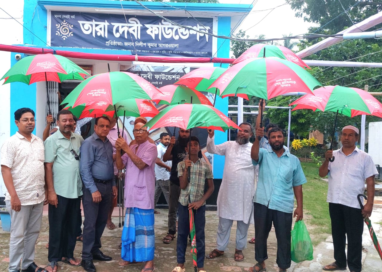 চুয়াডাঙ্গায় মুদি ও চা-দোকানীসহ সাধারণ ব্যবসায়ীদের মধ্যে ছাতা বিতরণ