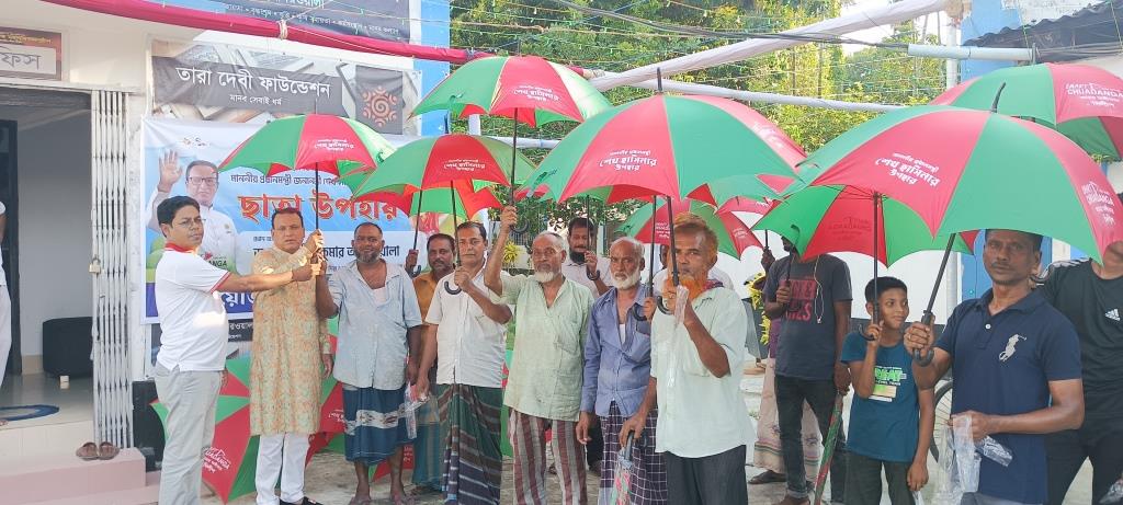 চুয়াডাঙ্গায় ছাতা বিতরণ ও কন্যাদ্বায়গ্রস্ত পরিবারের সহায়তা করলেন দিলীপ কুমার আগরওয়ালা