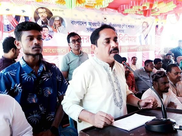 জীবননগরে নেতা-কর্মীদের সঙ্গে ঈদের শুভেচ্ছা বিনিময়কালে এমপি টগর