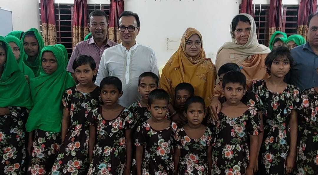 চুয়াডাঙ্গায় এতিম শিশুদের সঙ্গে আড্ডা ও আইপিএস প্রদানকালে দিলীপ কুমার আগরওয়ালা