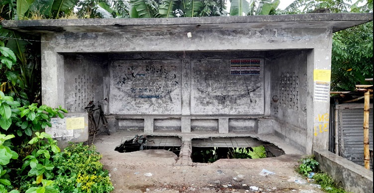 জীবননগর বাসস্ট্যান্ডে নেই যাত্রীছাউনি, চরম দুর্ভোগ