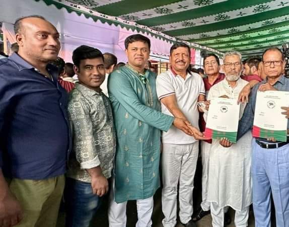 প্রথম দিনে ফরম কিনলেন চুয়াডাঙ্গার ৮ মনোনয়ন প্রত্যাশী