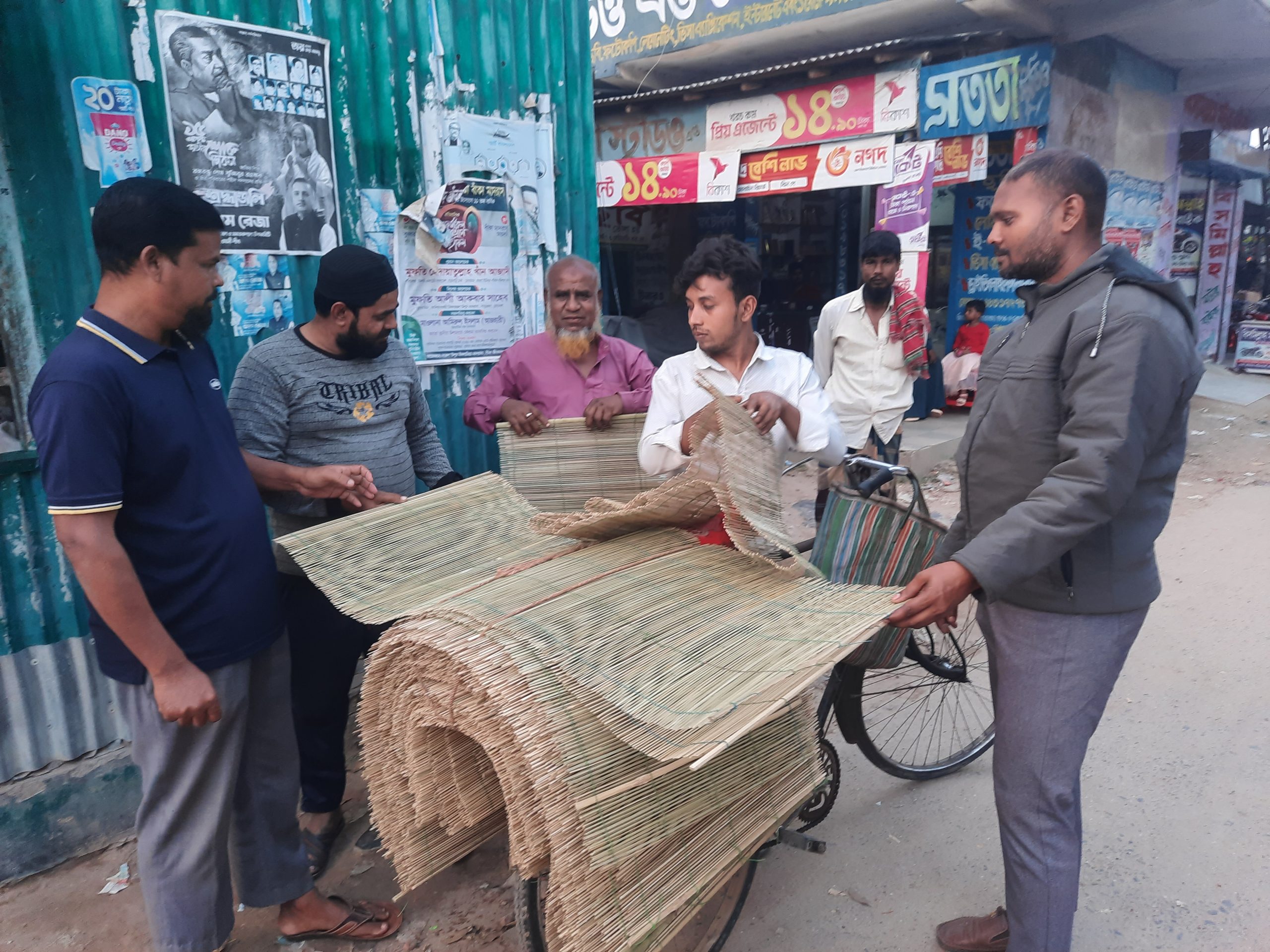 জীবননগরে বাঁশের তৈরি জালি বিক্রি করে সংসার চলে রাজনের