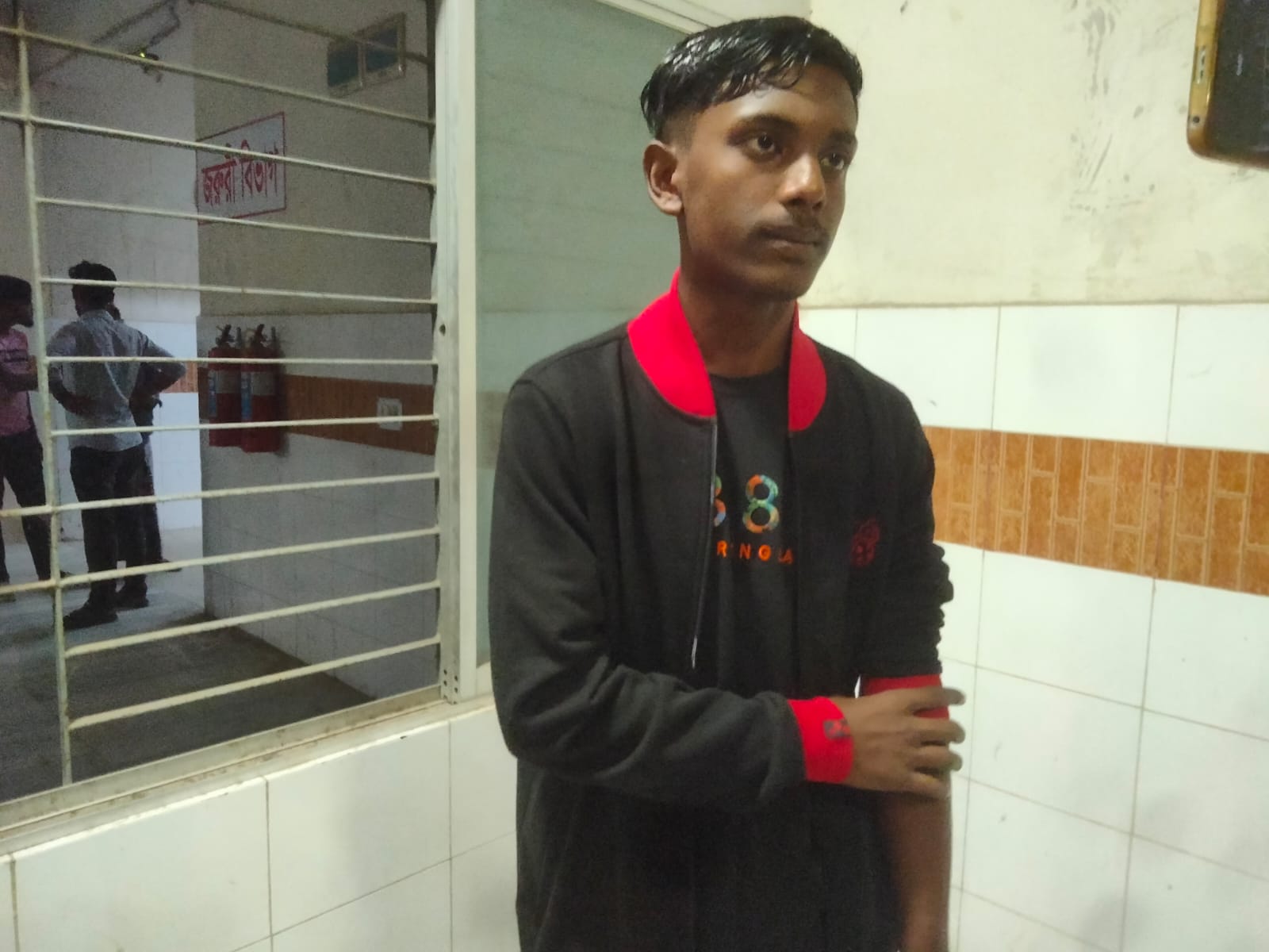 পরীক্ষার হলে মোবাইল নেওয়ার অভিযোগে ছাত্রকে পিটিয়ে হাসপাতালে পাঠালেন শিক্ষক