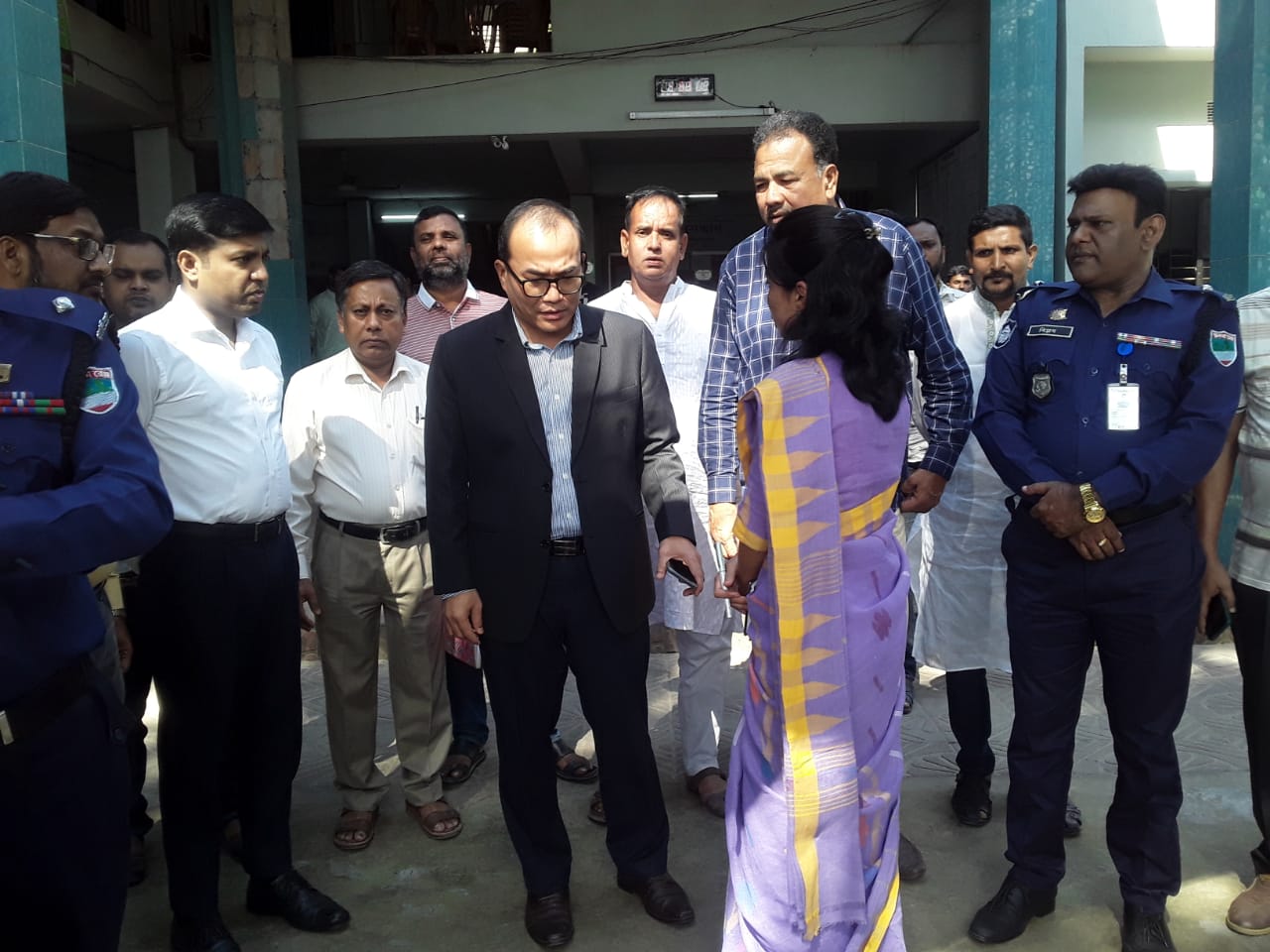 দর্শনায় বিভিন্ন ভোট কেন্দ্র পরিদর্শনকালে জেলা প্রশাসক ড. কিসিঞ্জার চাকমা