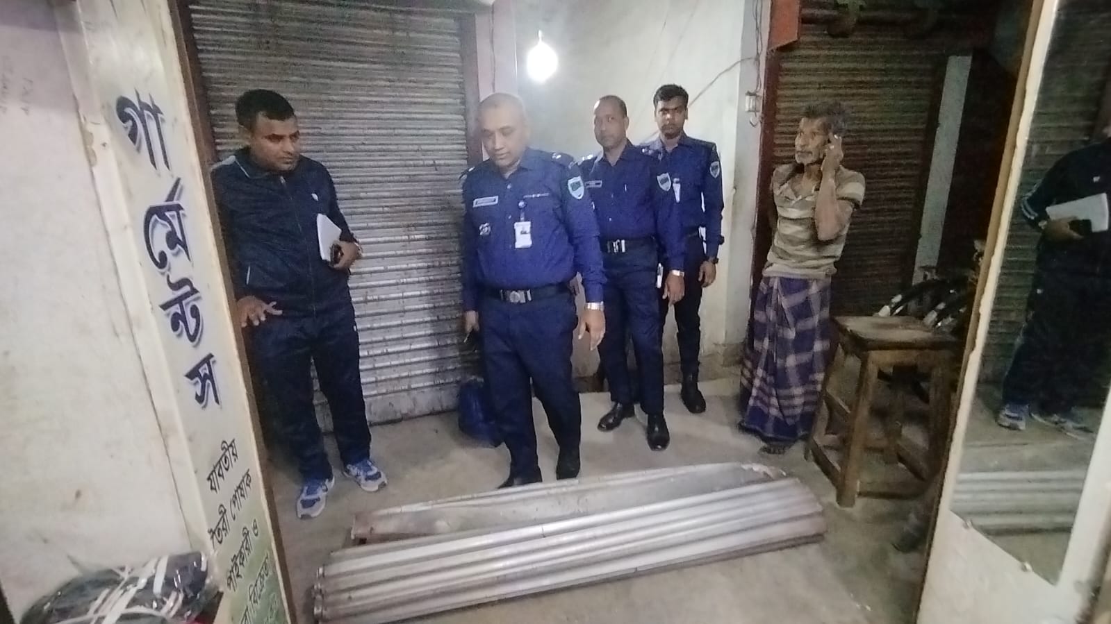 ৭ লক্ষাধিক নগদ টাকা ও স্বর্ণালংকার লুট, হতভম্ব ব্যবসায়ীরা