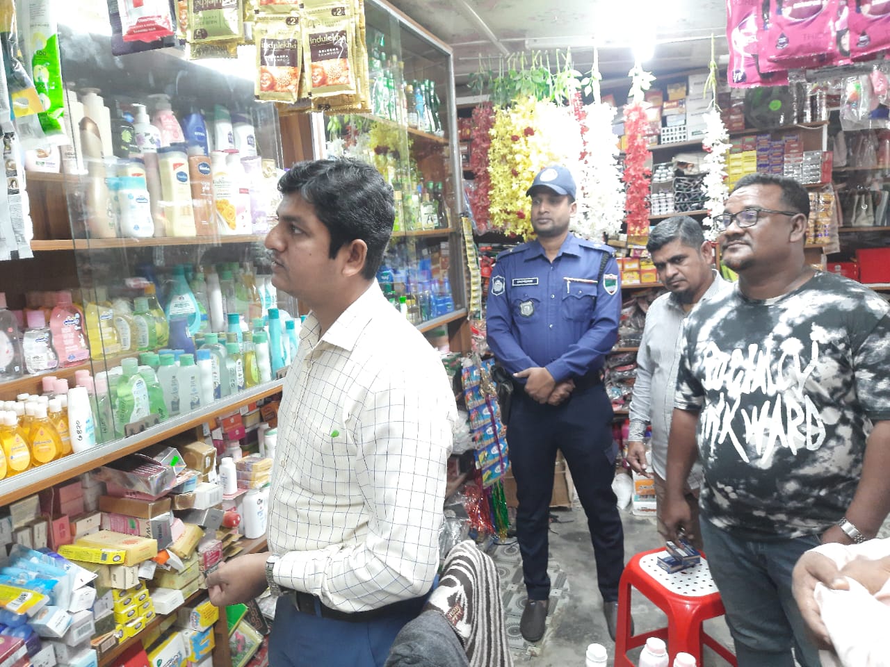 কার্পাসডাঙ্গায় চার কসমেটিকস মালিককে ৪০ হাজার টাকা জরিমানা
