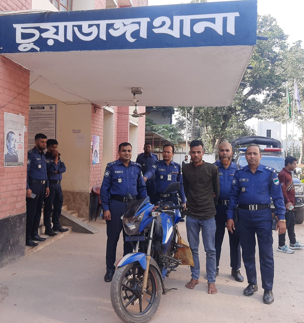 চুয়াডাঙ্গার বিভিন্ন স্থানে সদর থানা পুলিশের পৃথক অভিযান