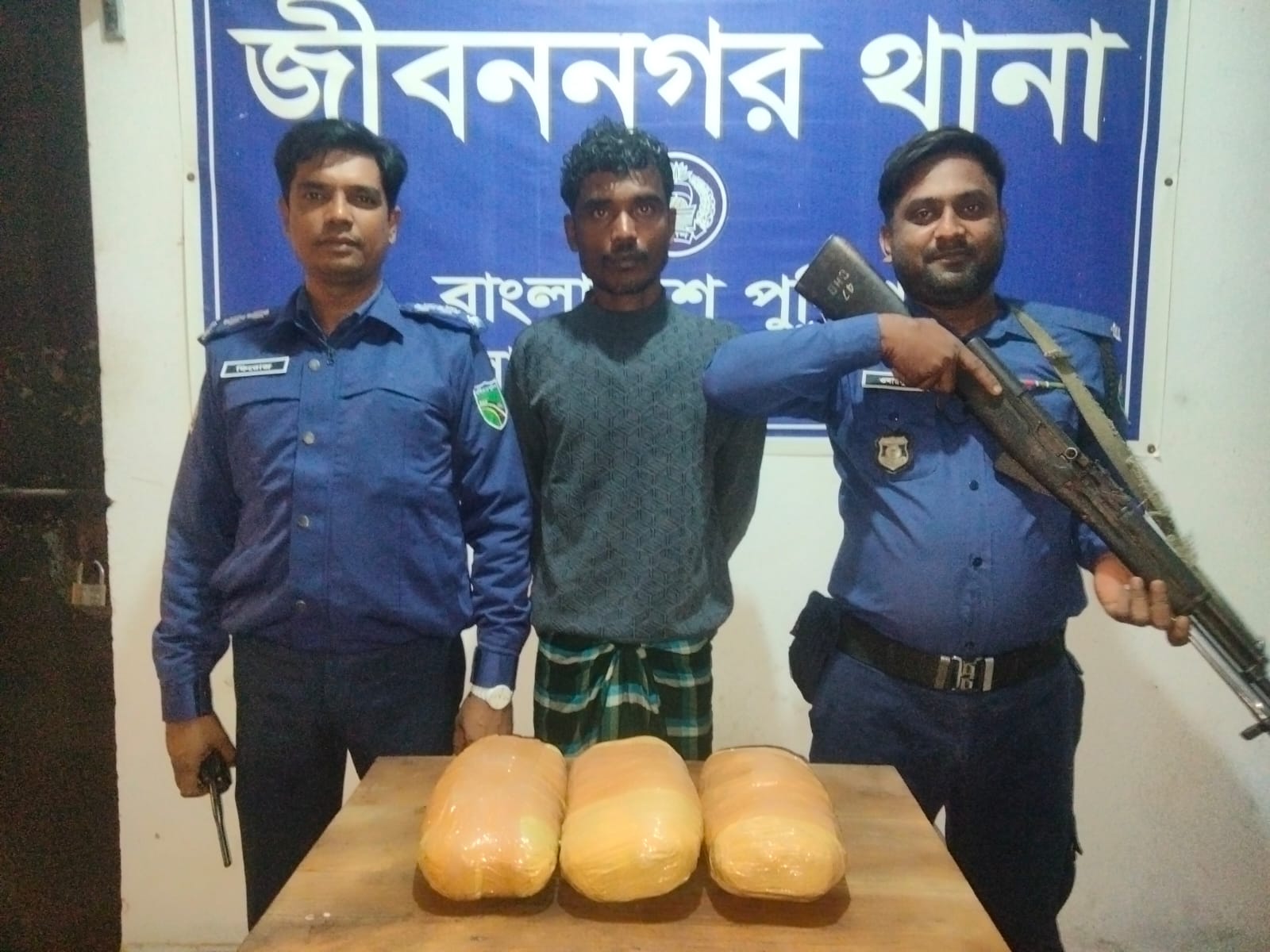 জীবননগরে ৩ কেজি গাঁজাসহ মাদক ব্যবসায়ী আটক