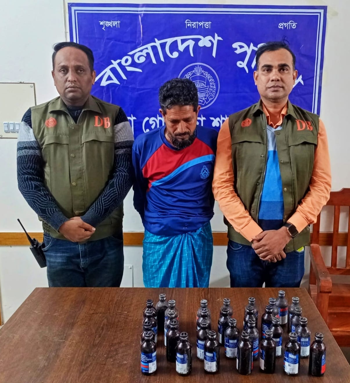 দামুড়হুদায় ৩০ বোতল ফেনসিডিলসহ আটক ১