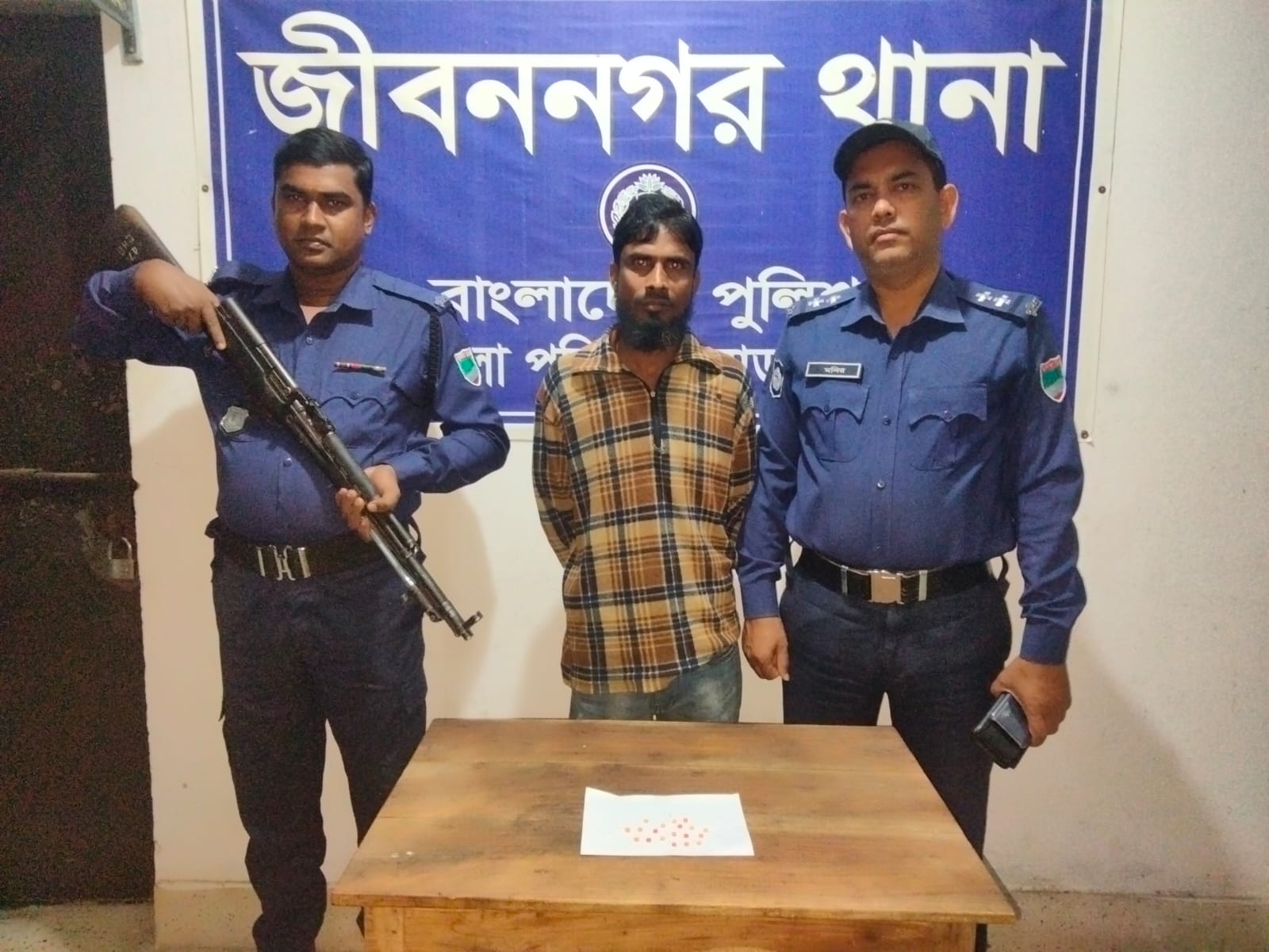 জীবননগরে পুলিশের অভিযানে ইয়াবাসহ আটক ১