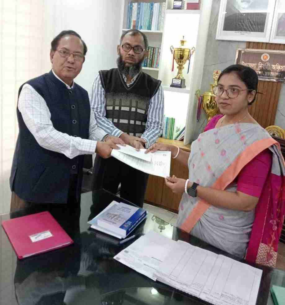 চুয়াডাঙ্গা-১ আসনের স্বতন্ত্র প্রার্থী হিসেবে কমোডোর শহীদুরের মনোনয়নপত্র উত্তোলন