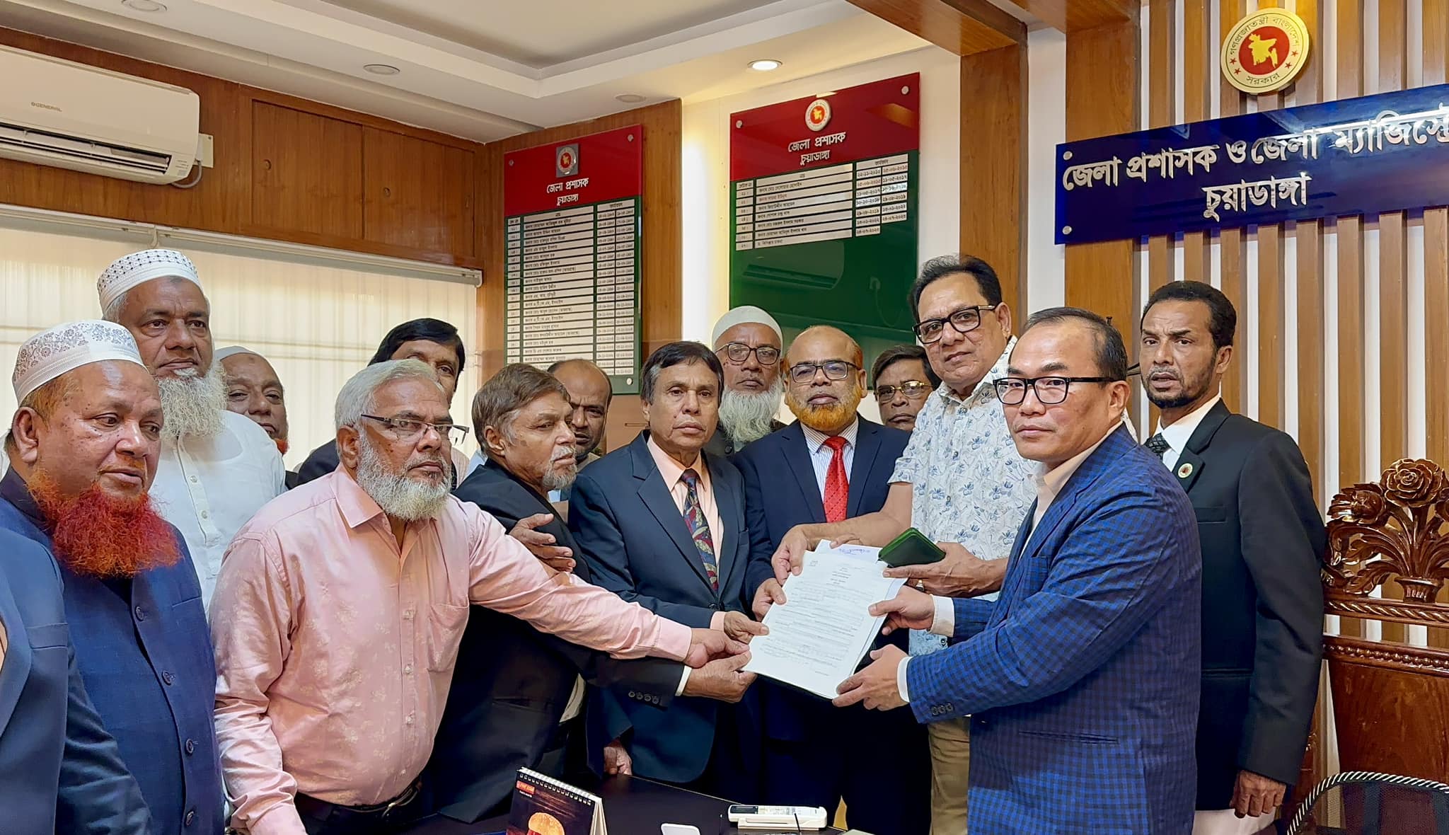 সোলায়মান হক জোয়ার্দ্দার ছেলুনের পক্ষে মনোনয়ন ফরম সংগ্রহ