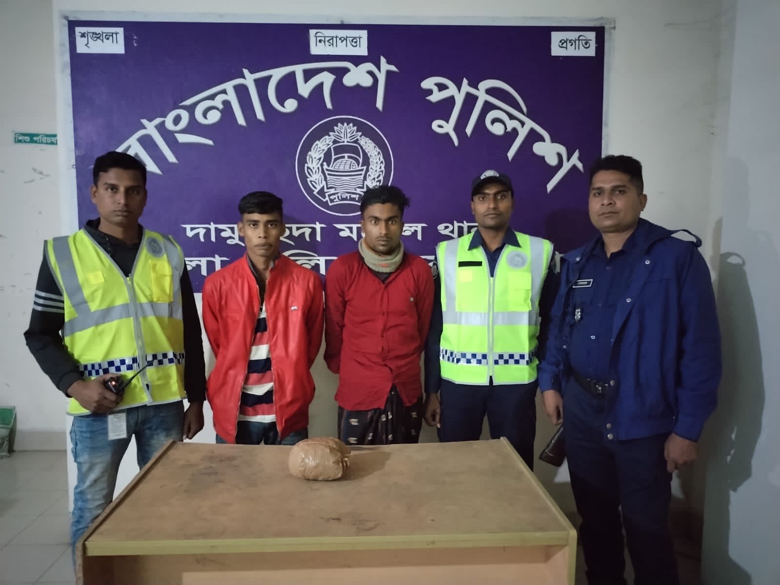 দামুড়হুদায় ৪ শ গ্রাম গাঁজাসহ দুই যুবক গ্রেপ্তার