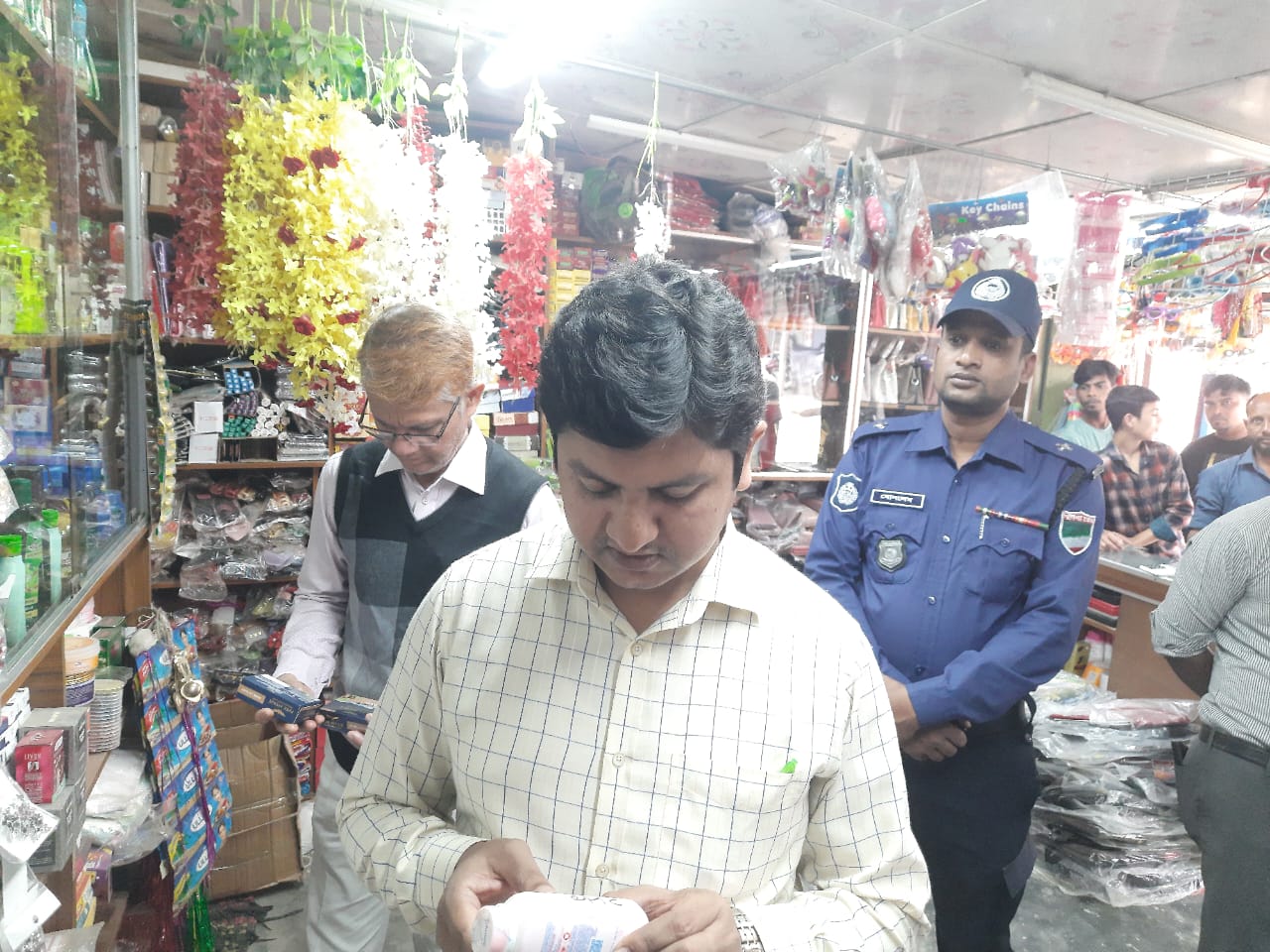চার ব্যবসা প্রতিষ্ঠানকে ৪২ হাজার টাকা জরিমানা