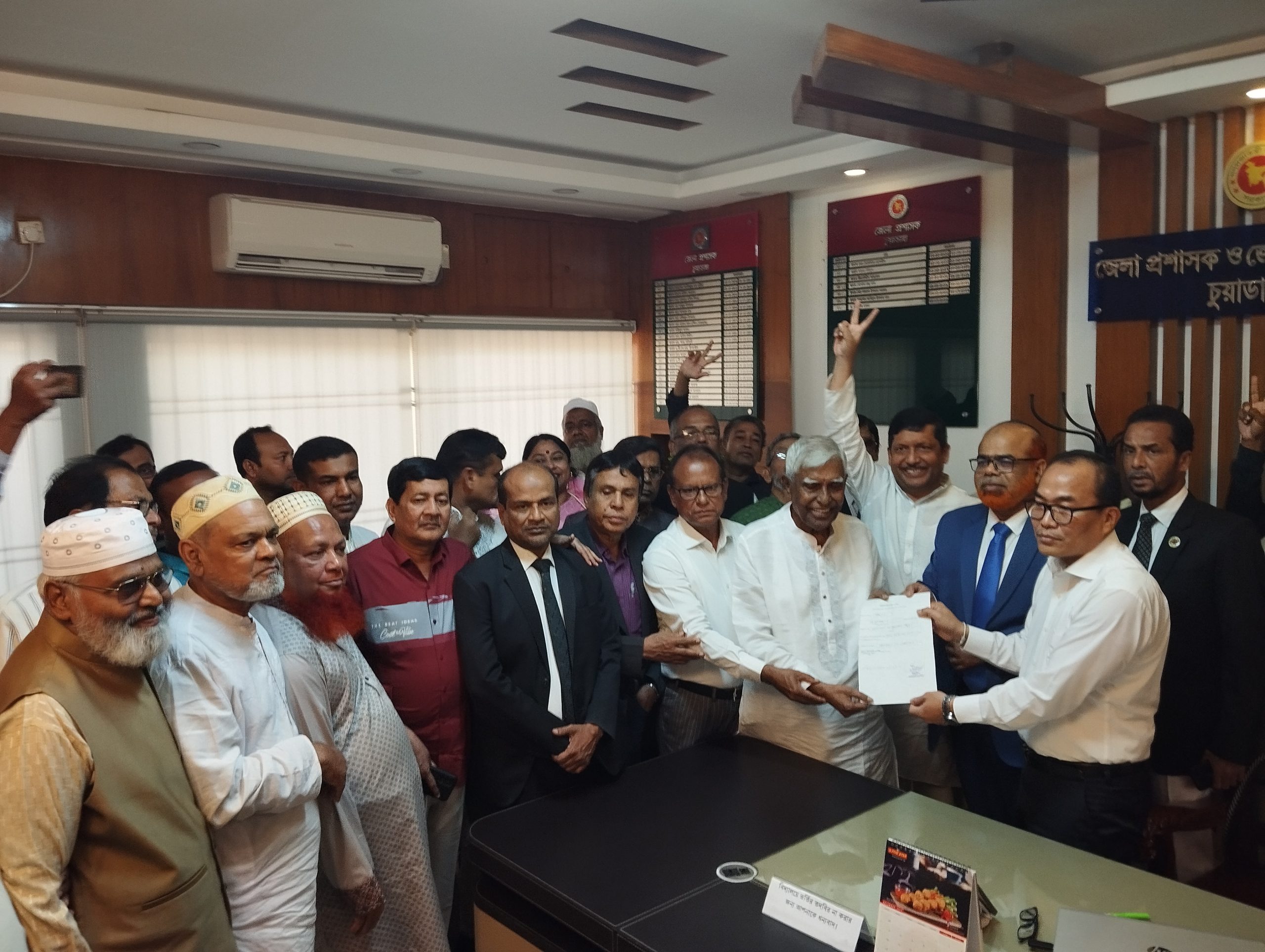 চুয়াডাঙ্গায় শেষ দিনে প্রার্থীদের মনোনয়নপত্র জমা দেওয়ার হিড়িক