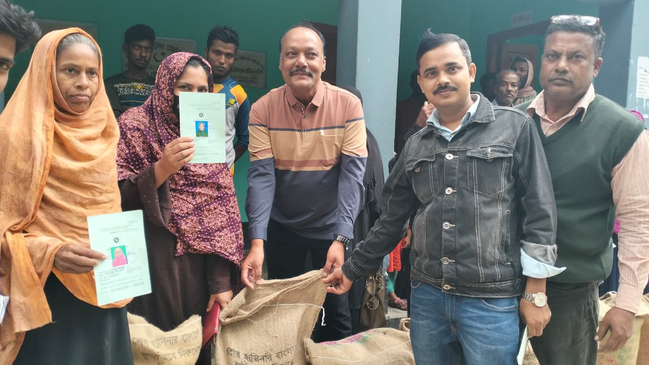 কার্পাসডাঙ্গায় সুবিধাভোগীদের মাঝে চাল বিতরণ