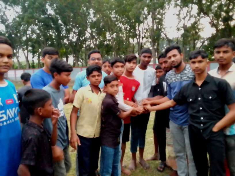 আন্দুলবাড়ীয়ায় প্রীতি ফুটবল ম্যাচ ও কলেজ মাঠ পরিষ্কার অভিযান