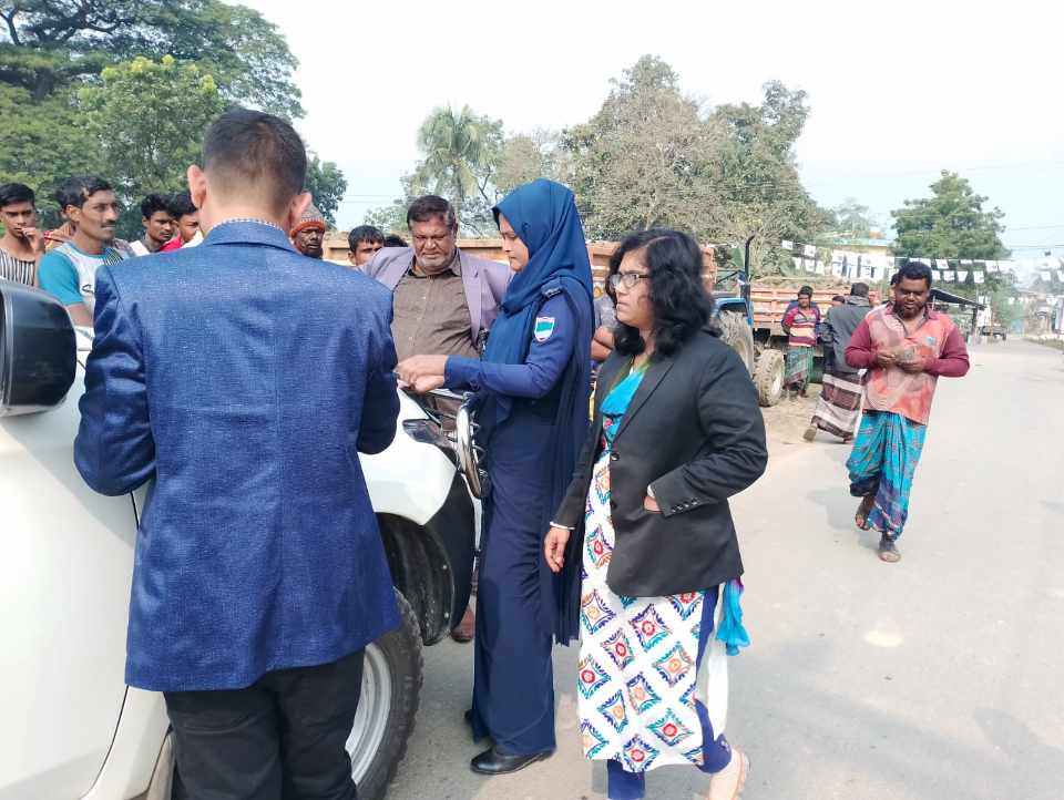 জীবননগরে ফসলি জমির মাটি কেটে ইটভাটায় বিক্রি