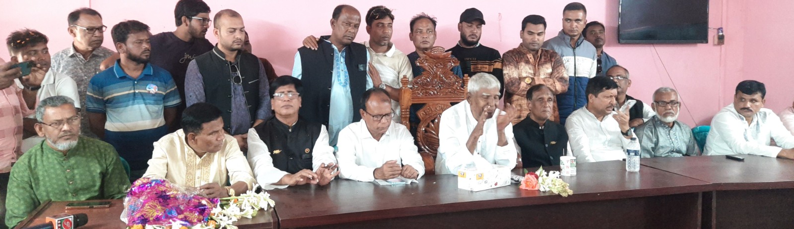আলমডাঙ্গায় এমপি ছেলুন জোয়ার্দ্দারকে ফুল দিয়ে বরণ