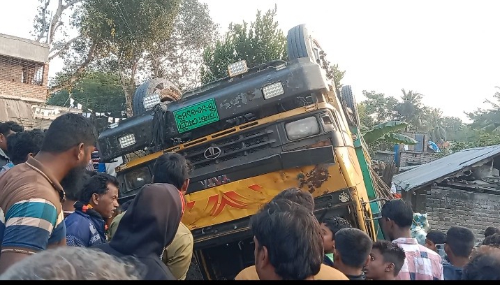 নাটুদহে সবজি বোঝাই ট্রাক নিয়ন্ত্রণ হারিয়ে গেল উল্টে