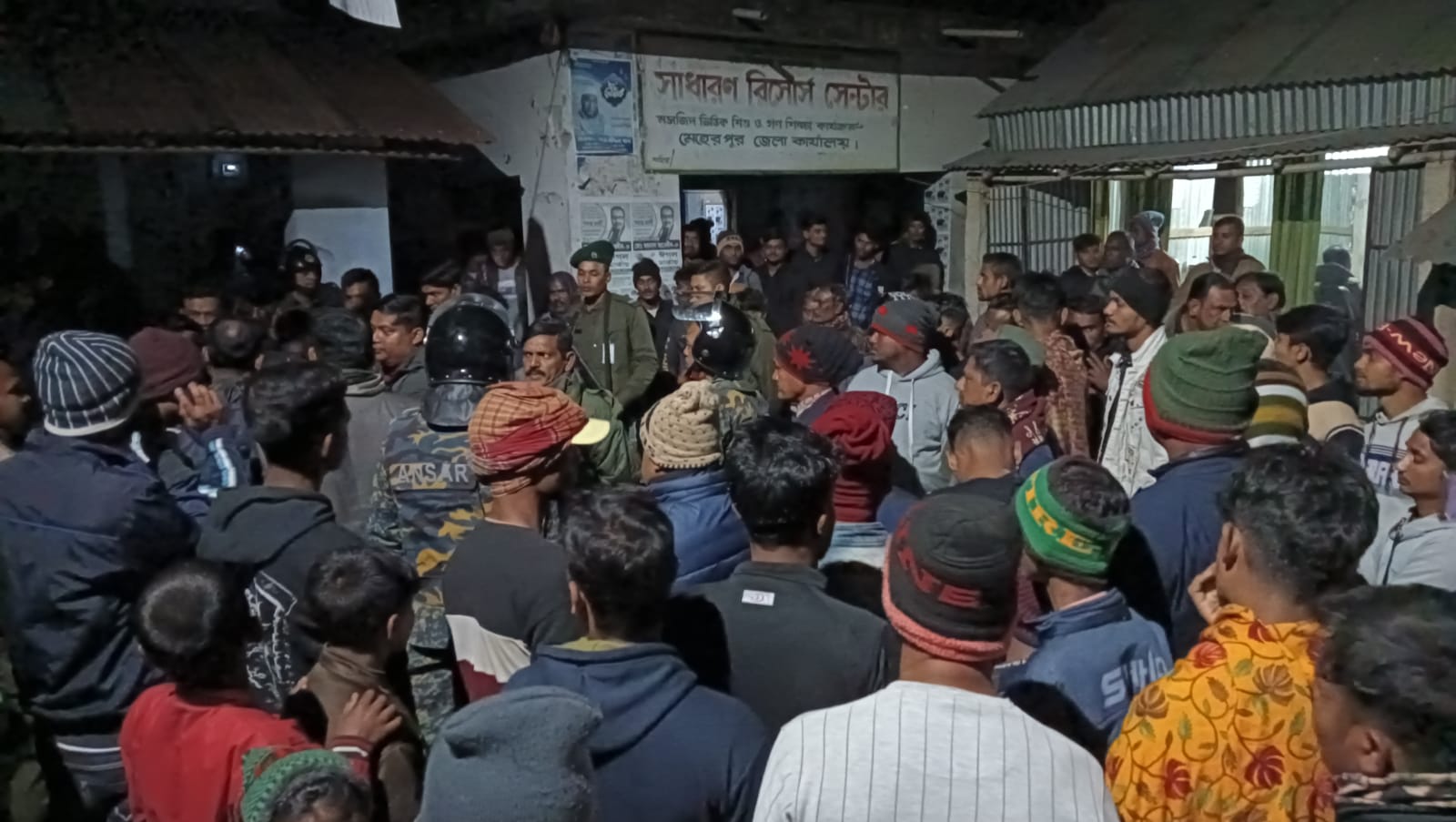 মুজিবনগরের নৌকা ও ট্রাক প্রতীকের কর্মীদের ধাক্কাধাক্কি