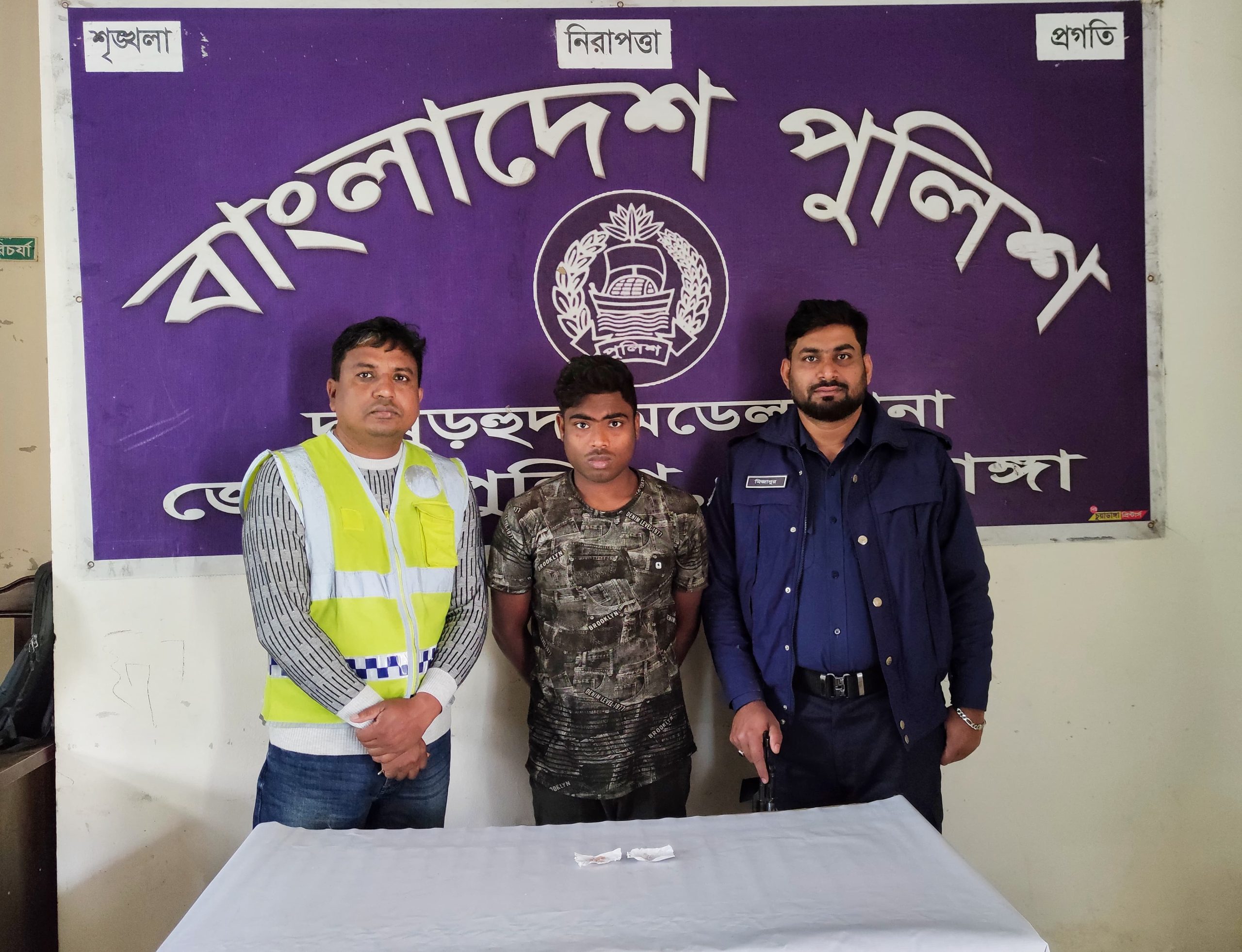দামুড়হুদা দুধপাতিলায় ২১ পিস ইয়াবাসহ যুবক আটক