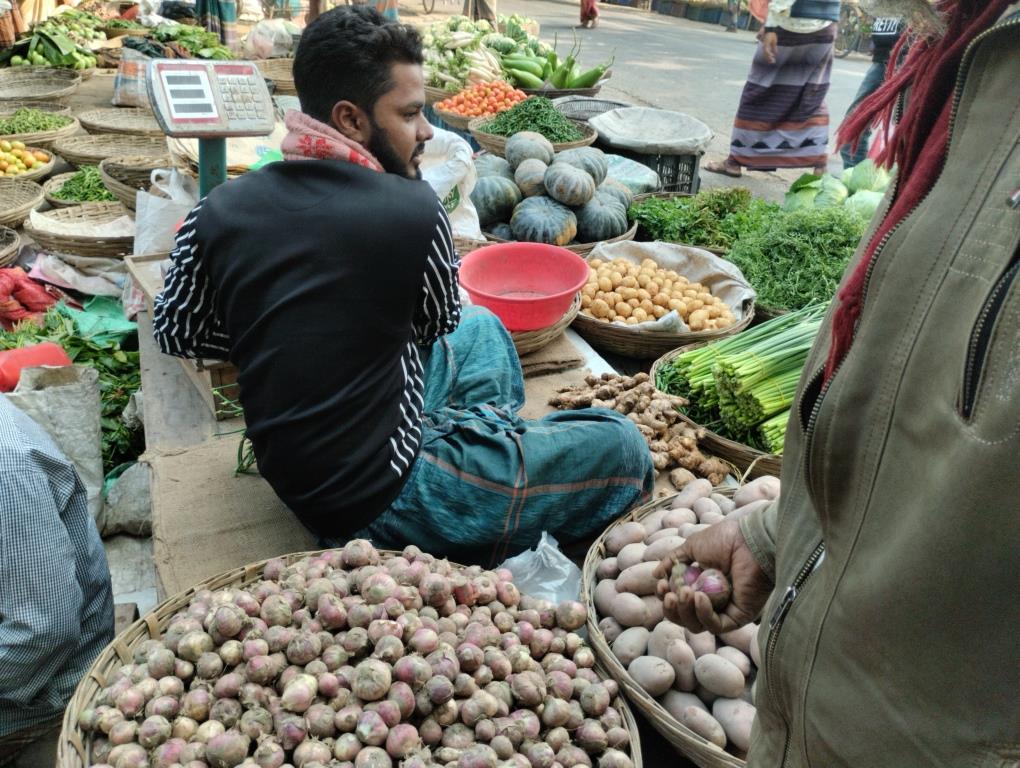 দামুড়হুদায় পেঁয়াজের ঝাঁঝে নাকাল মানুষ