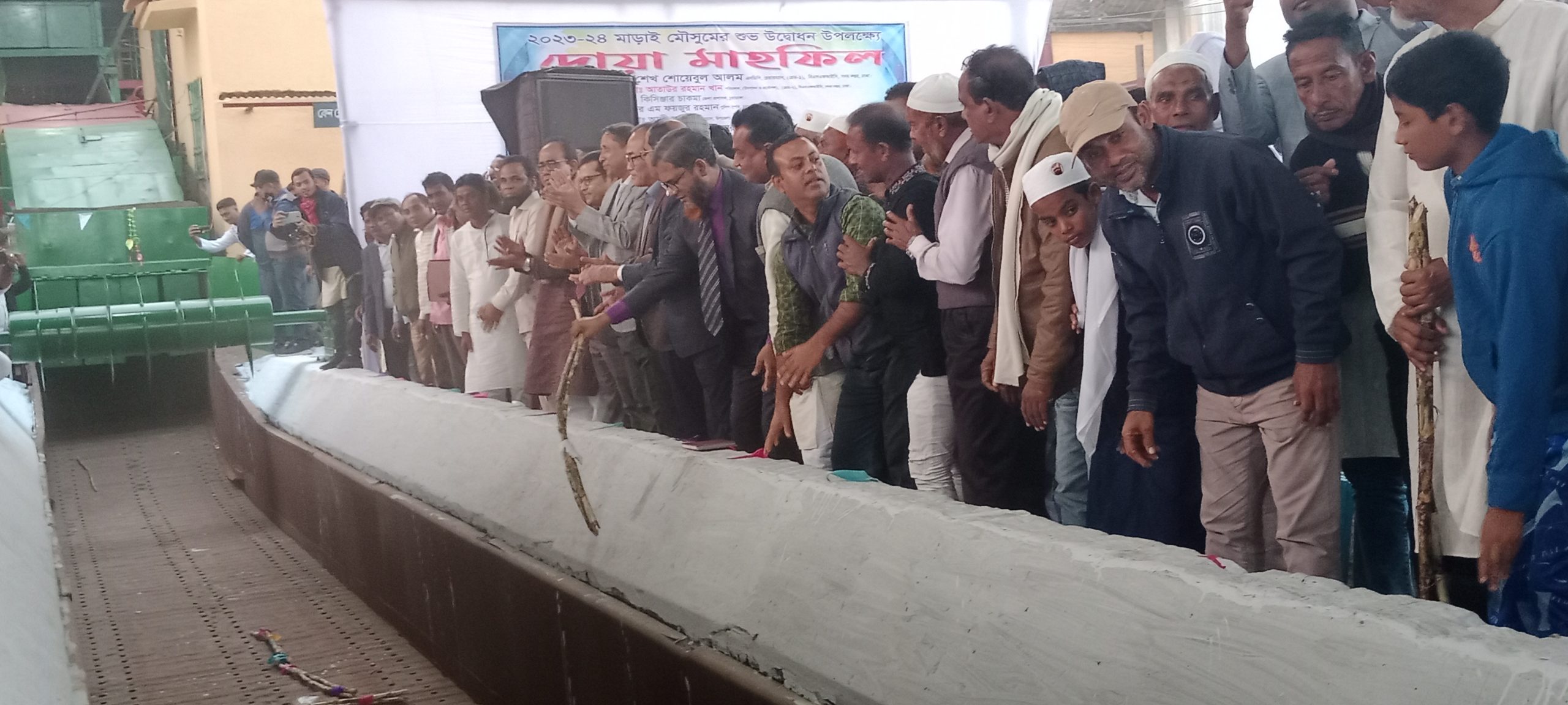কেরুজ চিনিকলে আখ মাড়াইয়ের উদ্বোধনকালে চিনি ও খাদ্য শিল্প কর্পোরেশনের চেয়ারম্যান