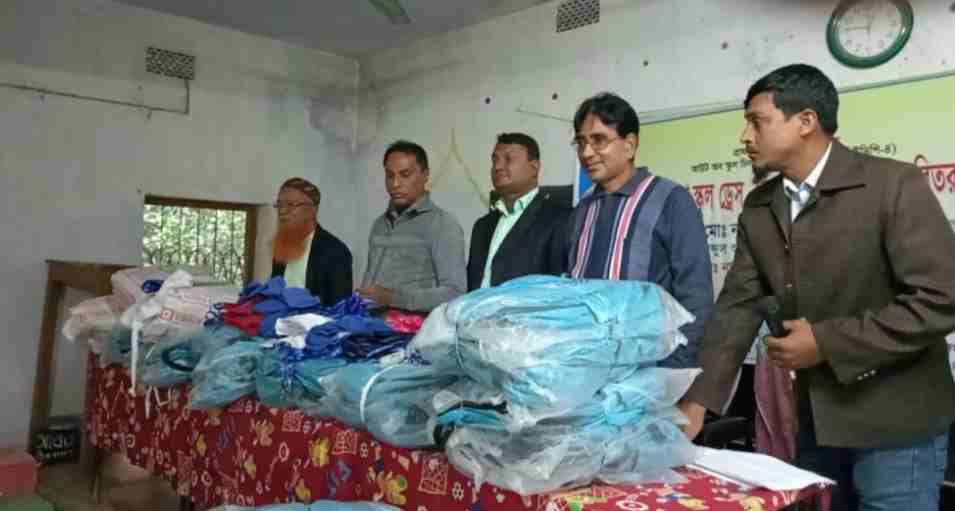 আলমডাঙ্গায় শিক্ষার্থীদের মাঝে স্কুল ড্রেস, ব্যাগ ও পরিচয়পত্র বিতরণ