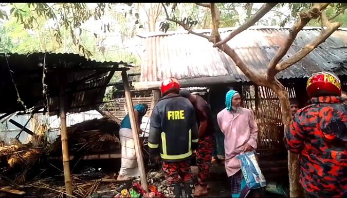 আলমডাঙ্গার গড়চাপড়ায় রান্নাঘর ও গোয়ালঘর পুড়ে ছাই