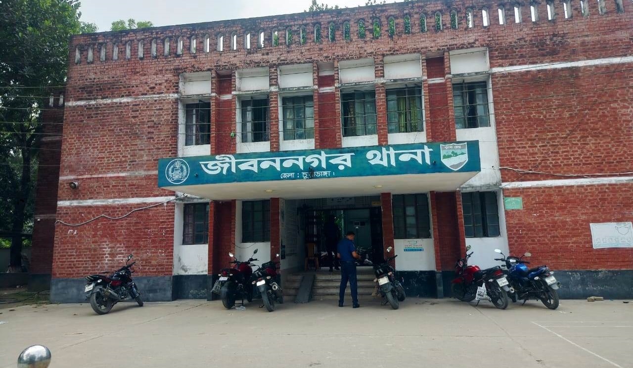 অস্ত্রের মুখে জিম্মি করে ইজিবাইক, নগদ টাকা ও স্বর্ণালঙ্কার লুট