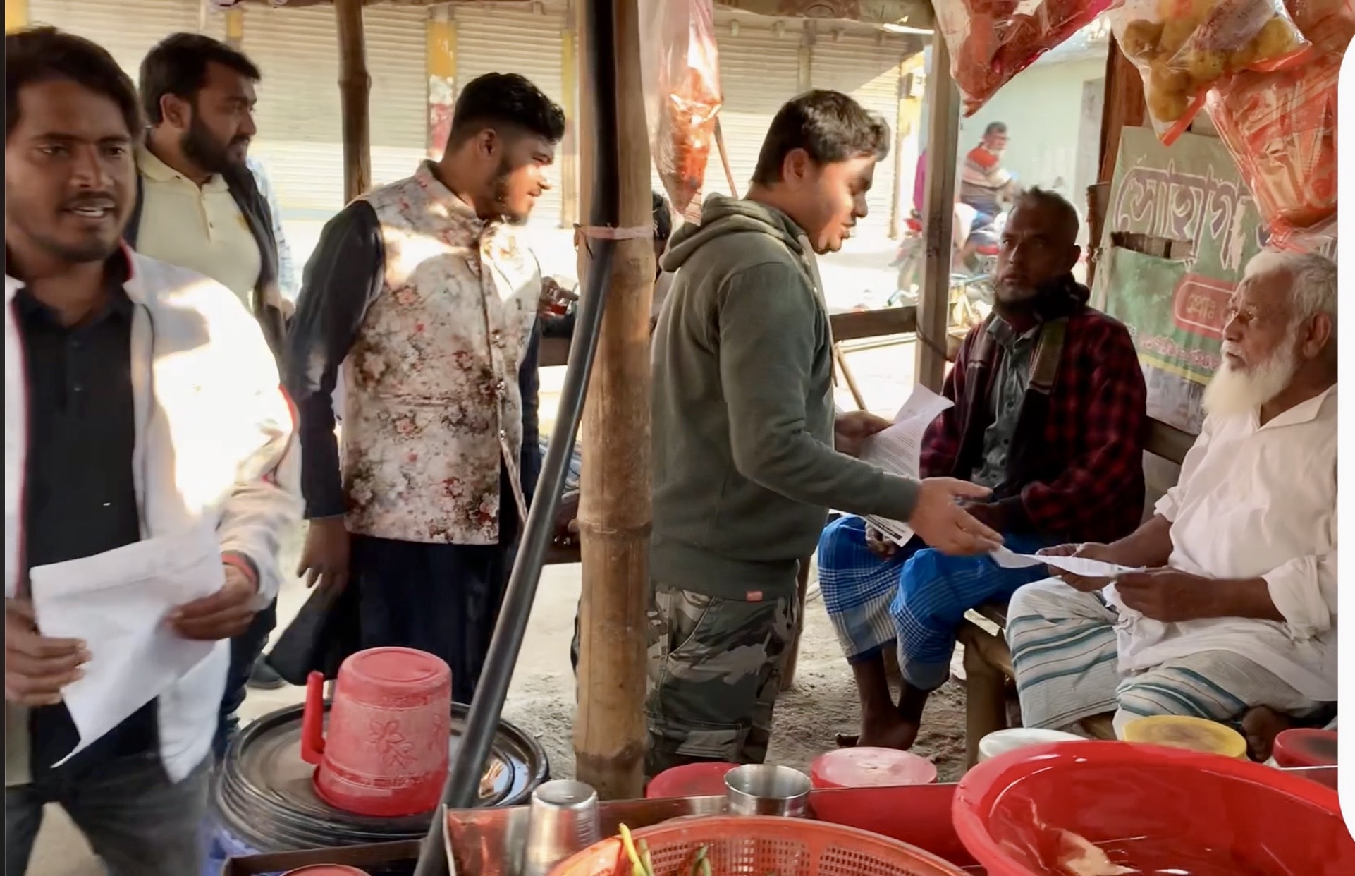 অসহযোগ আন্দোলনের পক্ষে চুয়াডাঙ্গায় ছাত্রদলের লিফলেট বিতরণ