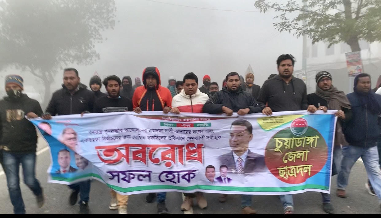ট্রাক ও লেগুনা ভাঙচুর, ছাত্রদল নেতাসহ গ্রেপ্তার ৩