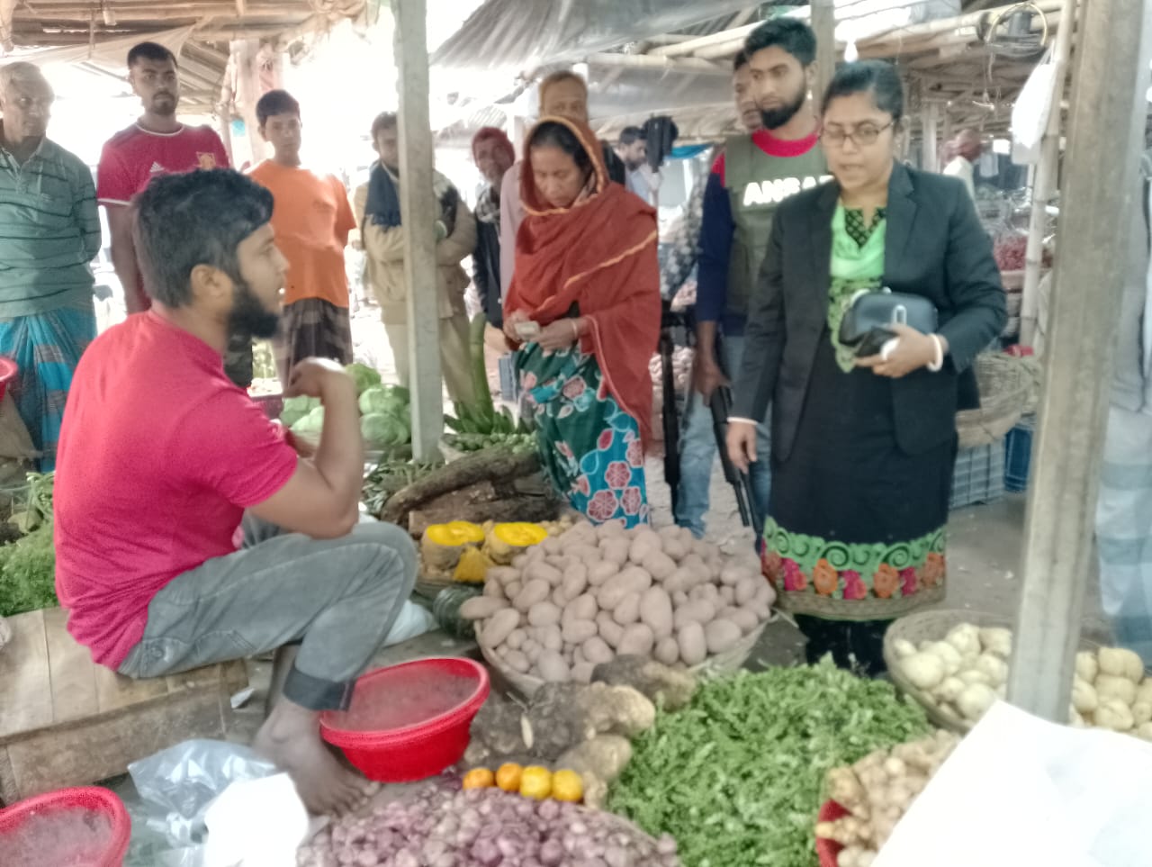 জীবননগরে পেঁয়াজের দাম বেশি নেওয়ায় দুই ব্যবসায়ীকে জরিমানা