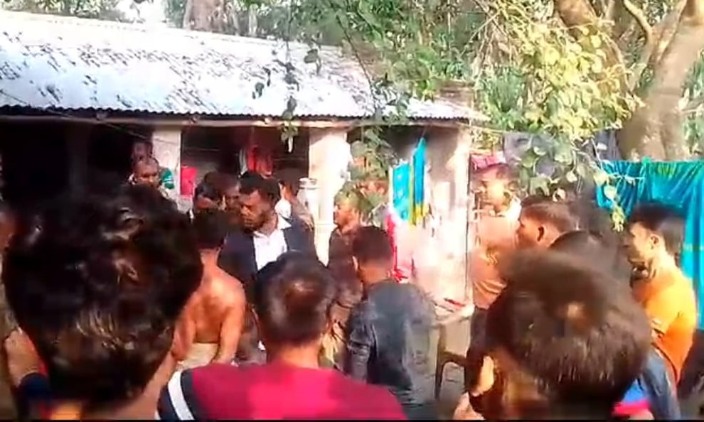 বিটিভির সাংবাদিক রাজন রাশেদকে গণপিটুনি, ৯৯৯ ফোন দিয়ে রক্ষা