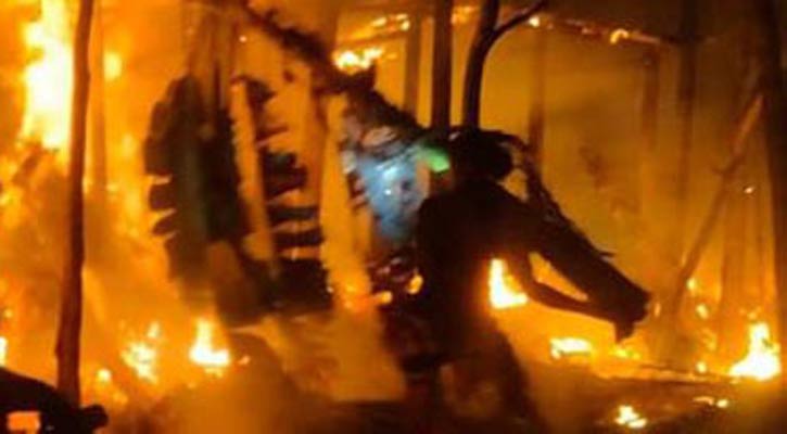 শৈলকুপা আগুনে পুড়ে তিনটি গরুসহ কৃষক দগ্ধ