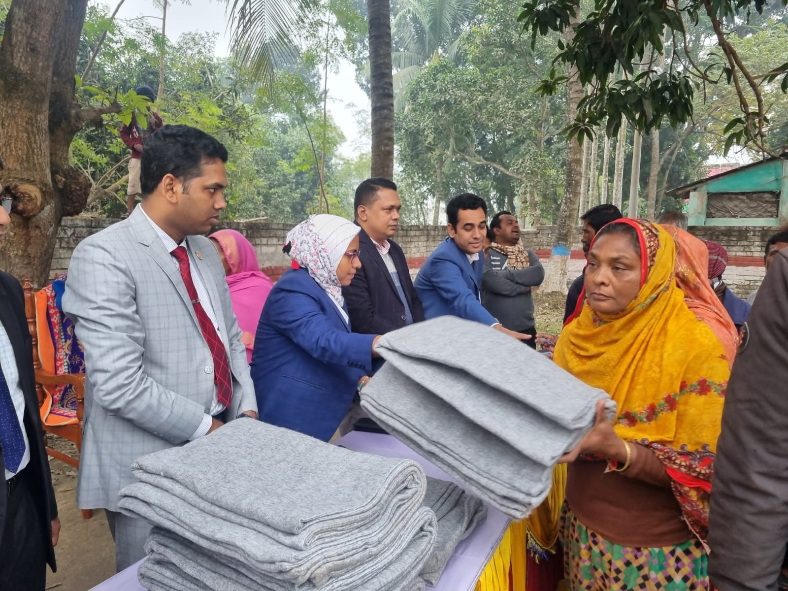 কনকনে ঠান্ডায় জনজীবনে দুর্ভোগ, আজও সব স্কুল বন্ধ