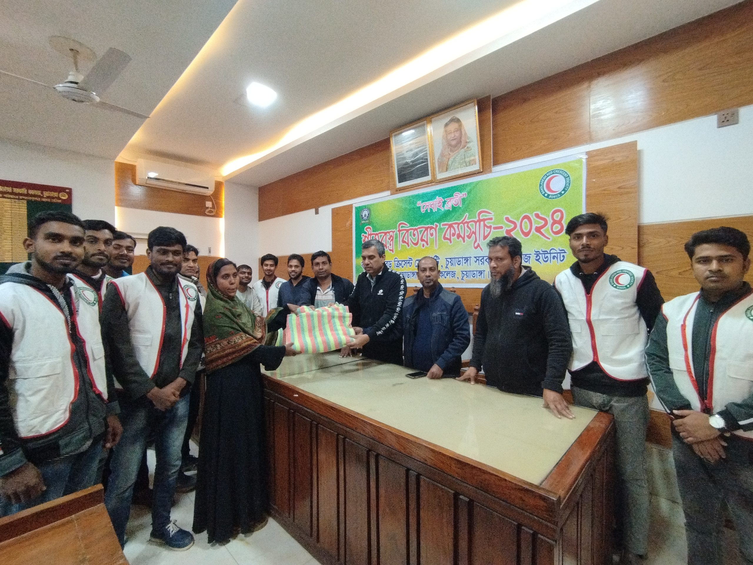 চুয়াডাঙ্গা সরকারি কলেজ রেড ক্রিসেন্ট সোসাইটির পক্ষ থেকে শীতবস্ত্র বিতরণ