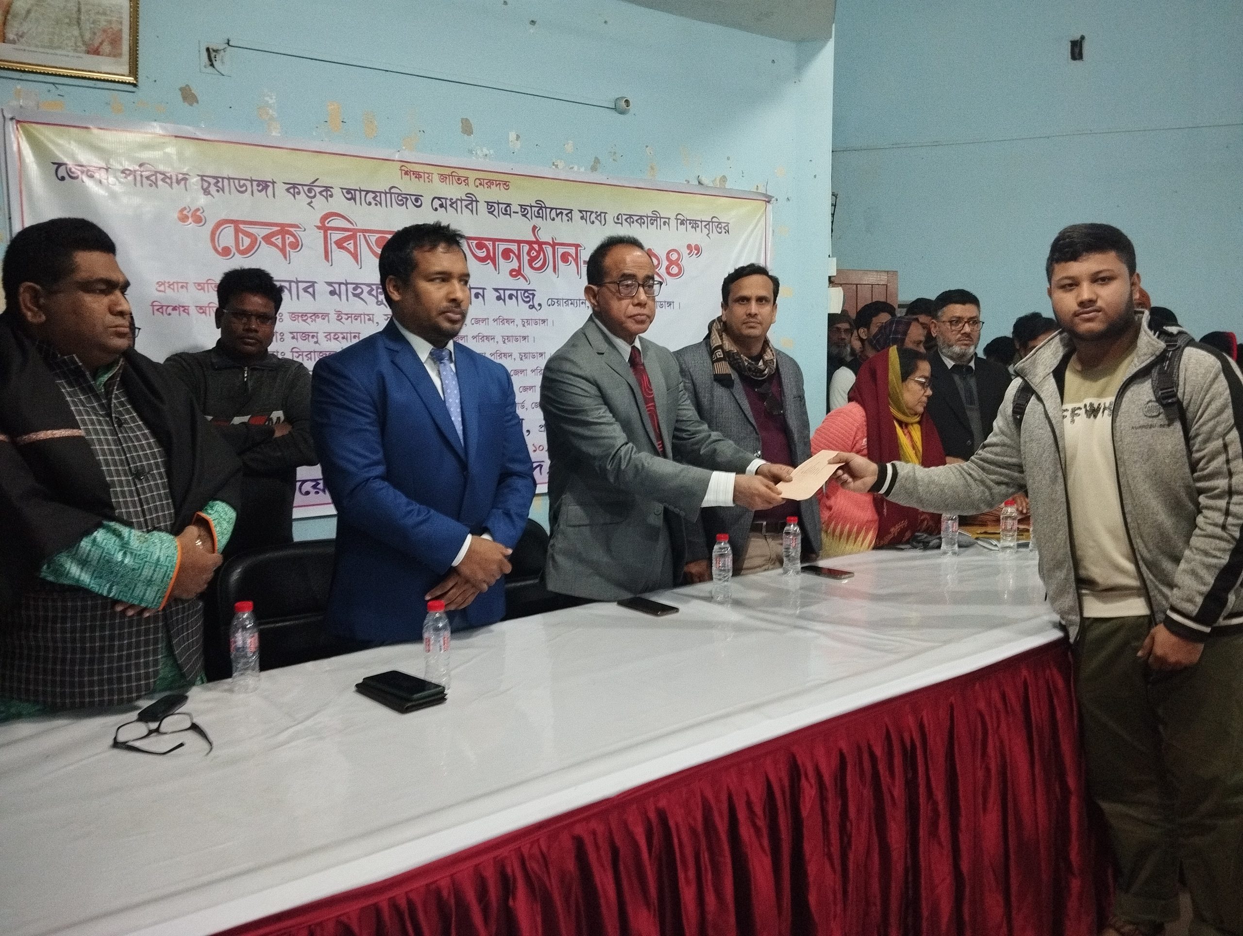 চুয়াডাঙ্গায় মেধাবী শিক্ষার্থীদের মাঝে বৃত্তি প্রদানকালে জেলা পরিষদের চেয়ারম্যান মন্জু