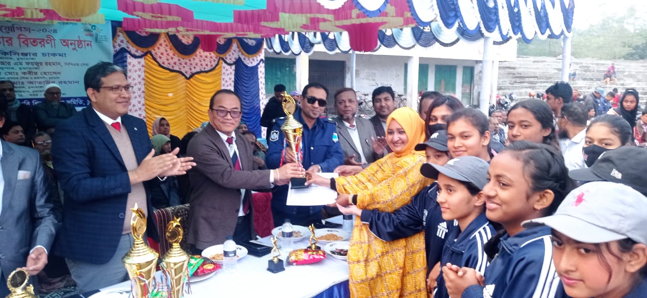 চুয়াডাঙ্গায় শীতকালীন ক্রীড়া প্রতিযোগিতার পুরস্কার বিতরণকালে ডিসি কিসিঞ্জার চাকমা