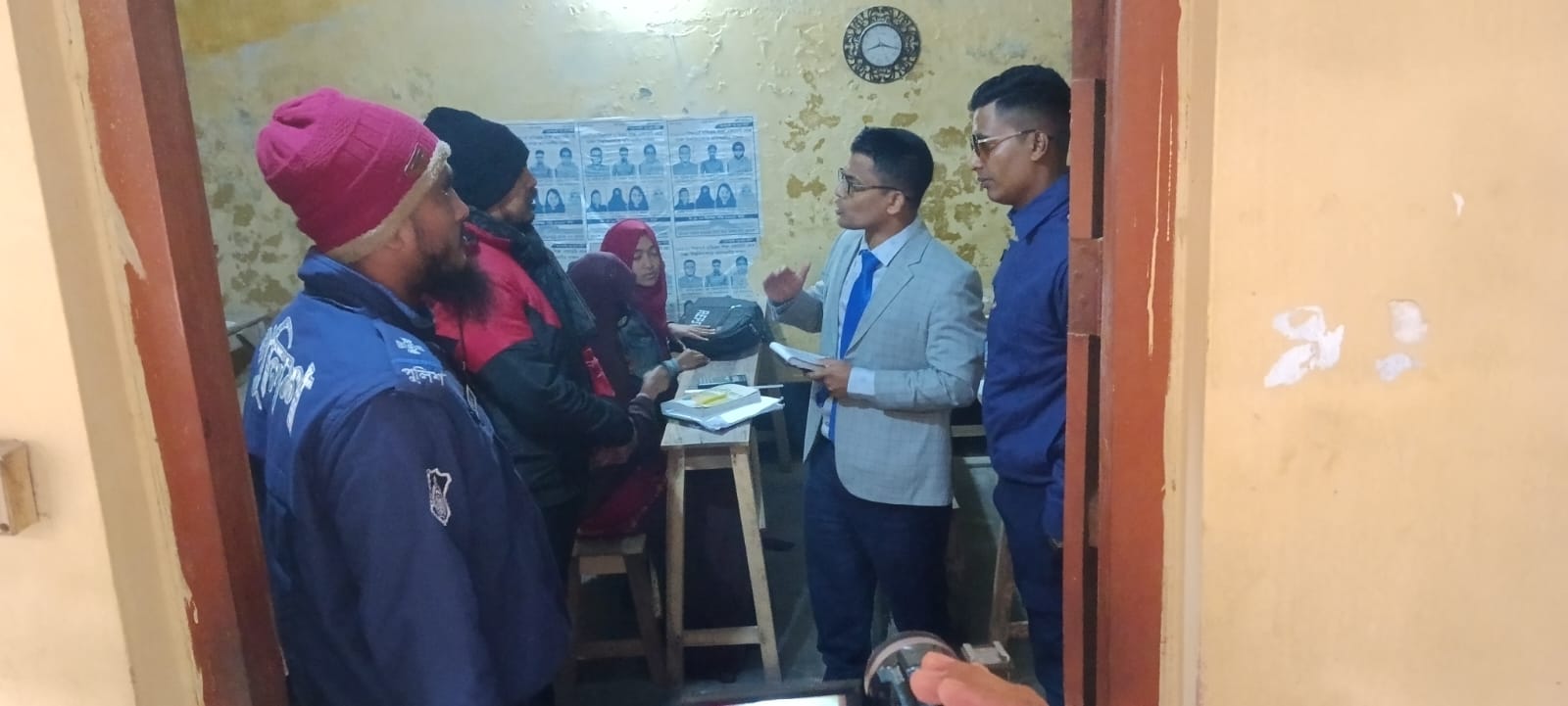 তীব্র শীতে চালু রাখায় চুয়াডাঙ্গার ৩৫টি কোচিং সেন্টারে ভ্রাম্যমাণ আদালতের অভিযান
