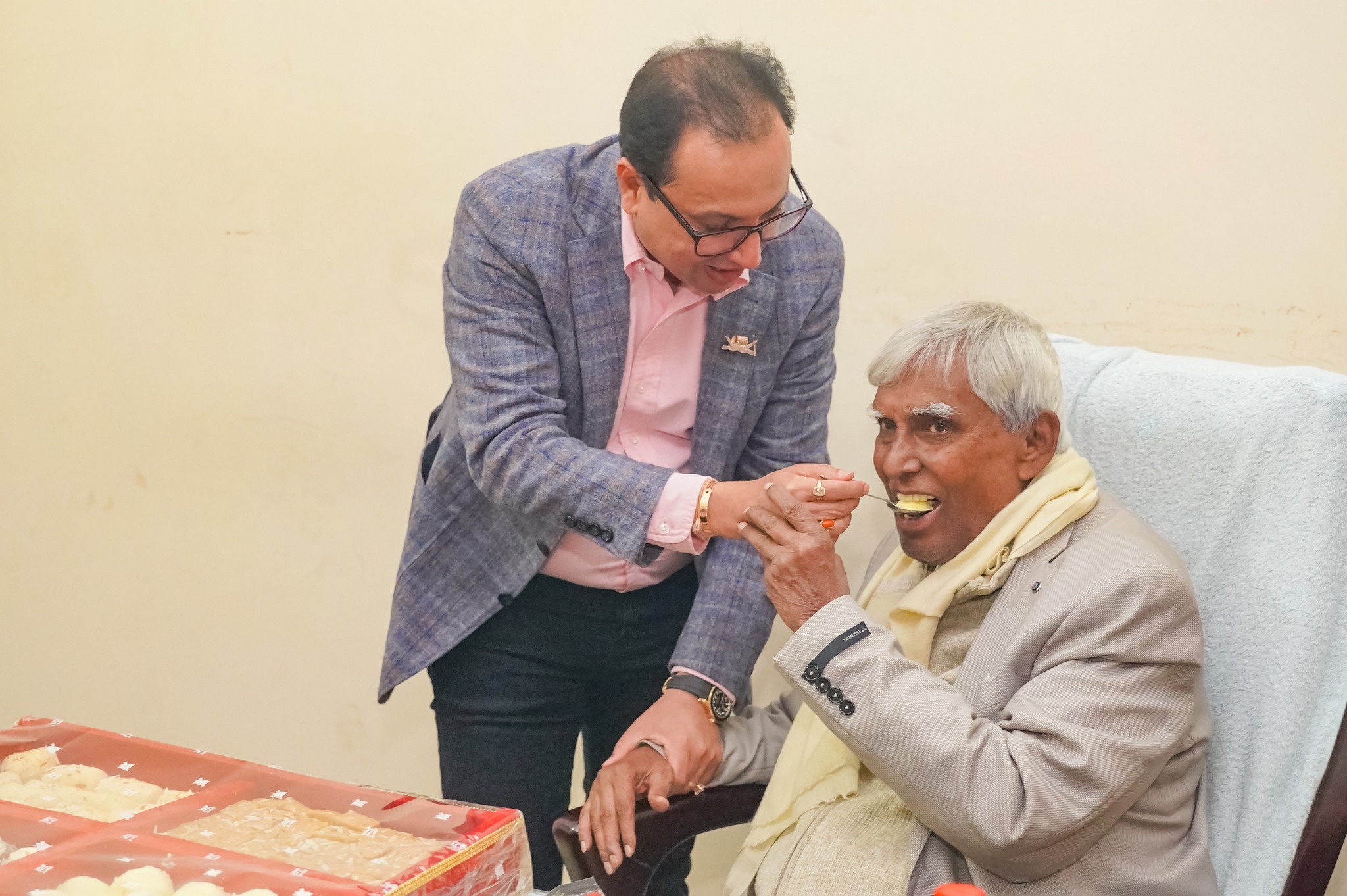 দিলীপ কুমারসহ বিভিন্ন সংসগঠন ও নেতা-কর্মীদের পক্ষ থেকে ফুলেল শুভেচ্ছা
